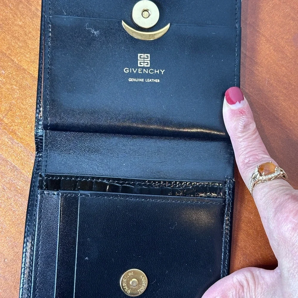 AUTH GIVENCHY VINTAGE LOGO
LEATHER COMPACT WALLET PREOWNED BLACK - Picture 7 of 9